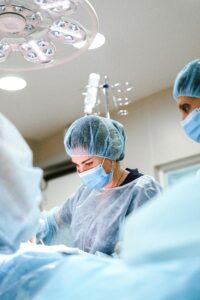 dottori in sala operatoria